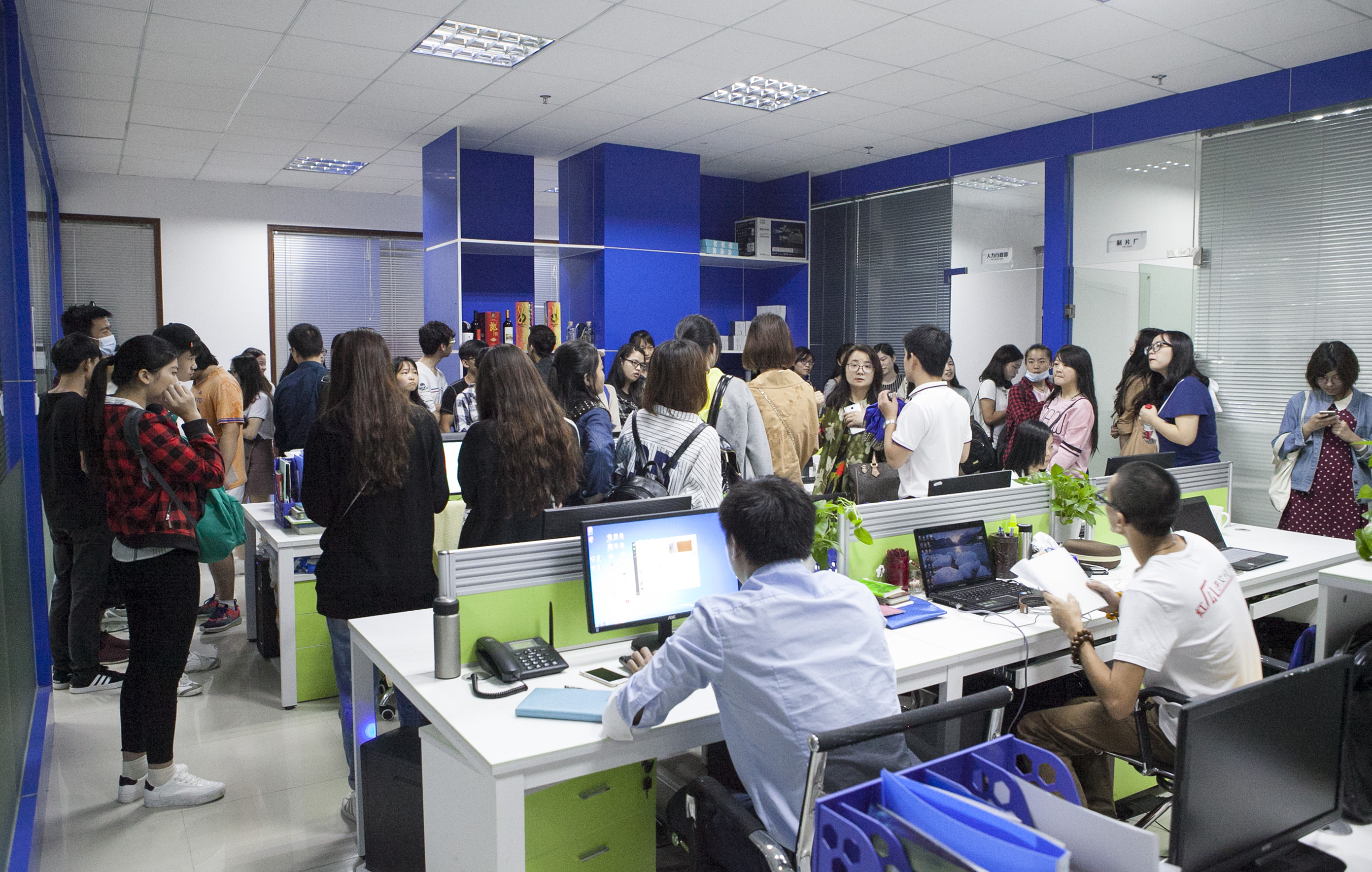 倾盆大雨中师生与红瓜子传媒的零距离接触 倾盆大雨中师生与红瓜子传媒的零距离接触