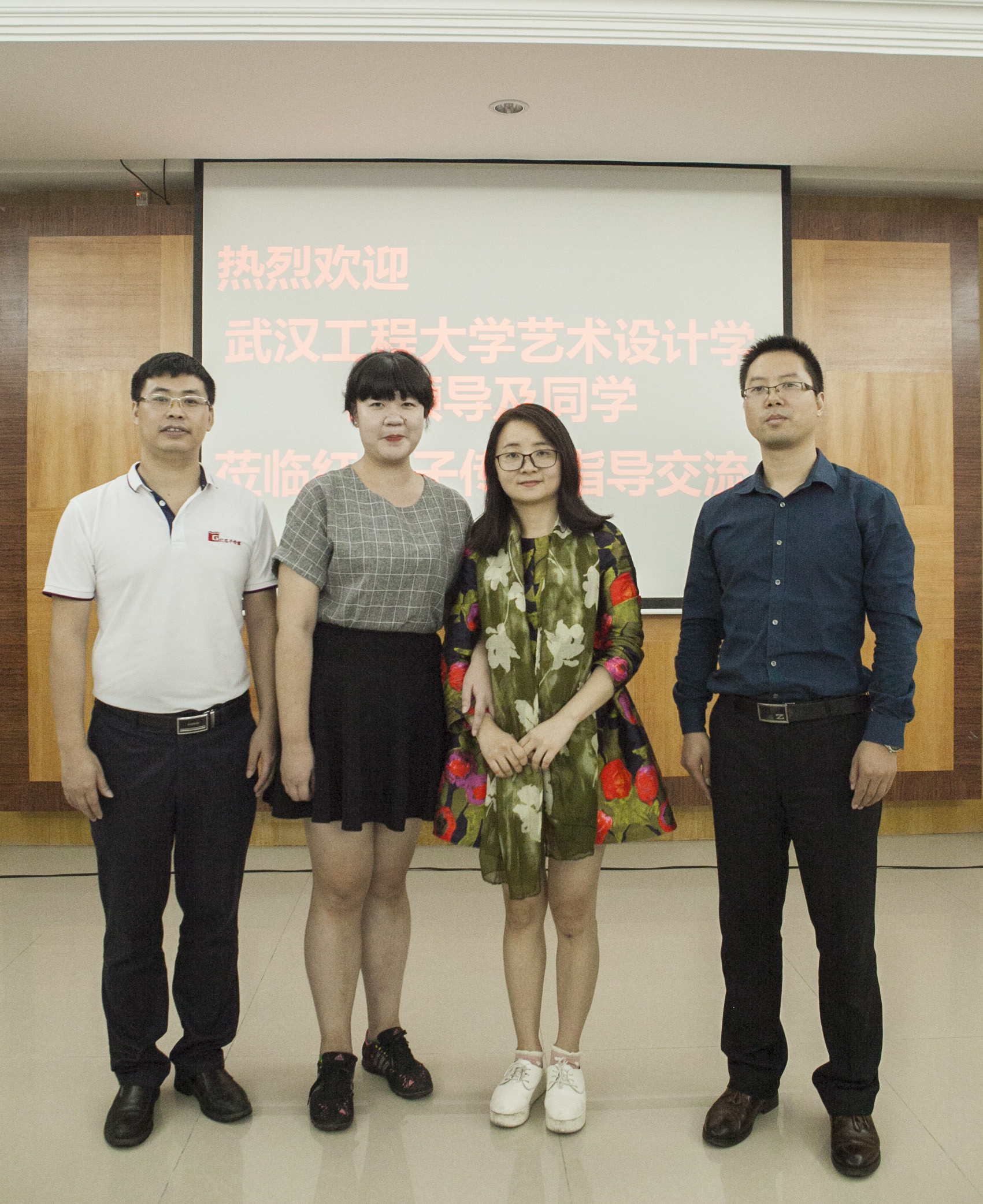 倾盆大雨中师生与红瓜子传媒的零距离接触 倾盆大雨中师生与红瓜子传媒的零距离接触