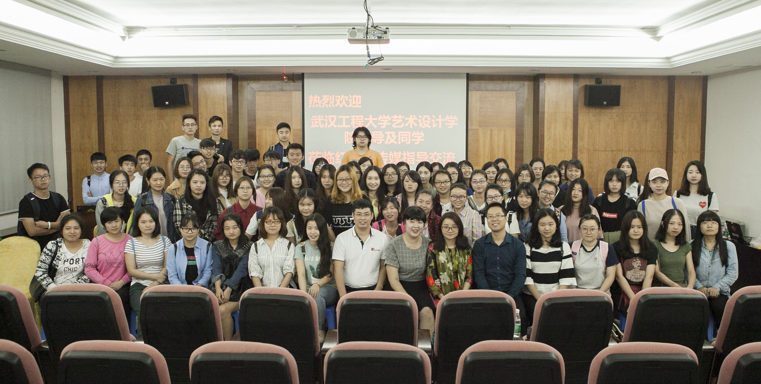 倾盆大雨中师生与红瓜子传媒的零距离接触 倾盆大雨中师生与红瓜子传媒的零距离接触