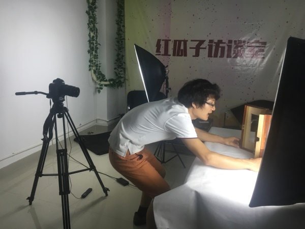 在下着流星雨的太阳海岸和最爱的人拍摄MV